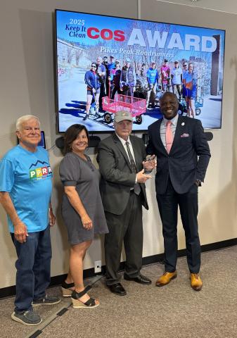 Mayor Yemi presents the 2025 Keep it Clean COS award to representatives of the Pikes Peak Road Runners